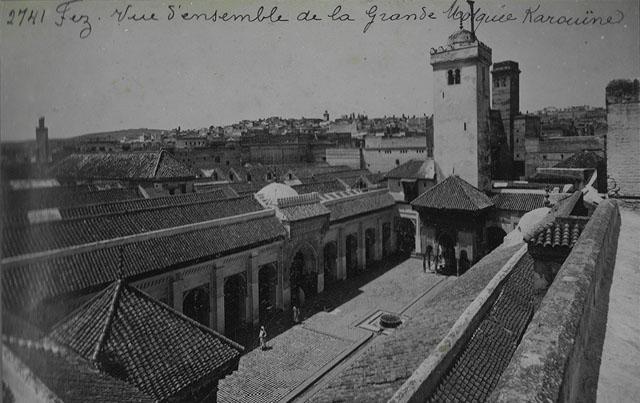 Jami' al-Qarawiyyin - View from above of courtyard, Qarawiyyin Mosque / "Fez, Vue d'ensemble de la Grande Mosqueé Karaoune"