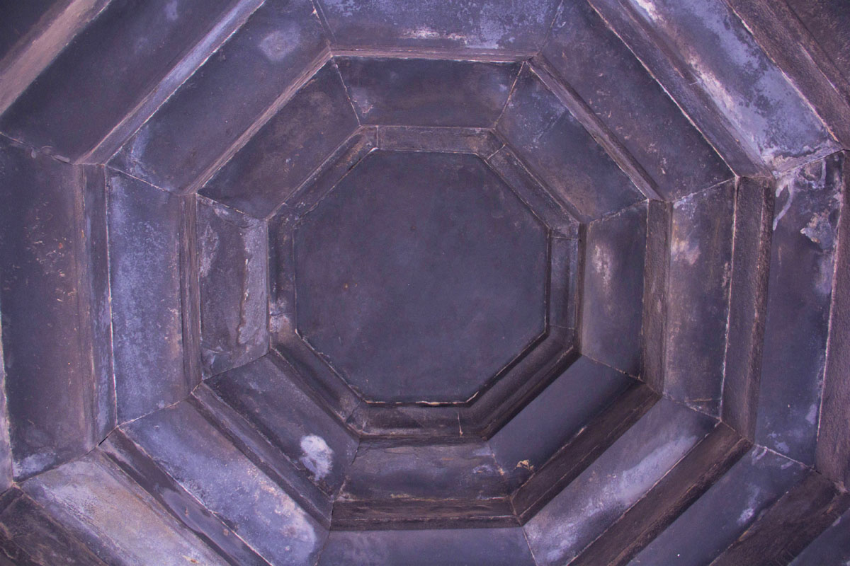 Ceiling of a corner chamber constructed with stone blocks