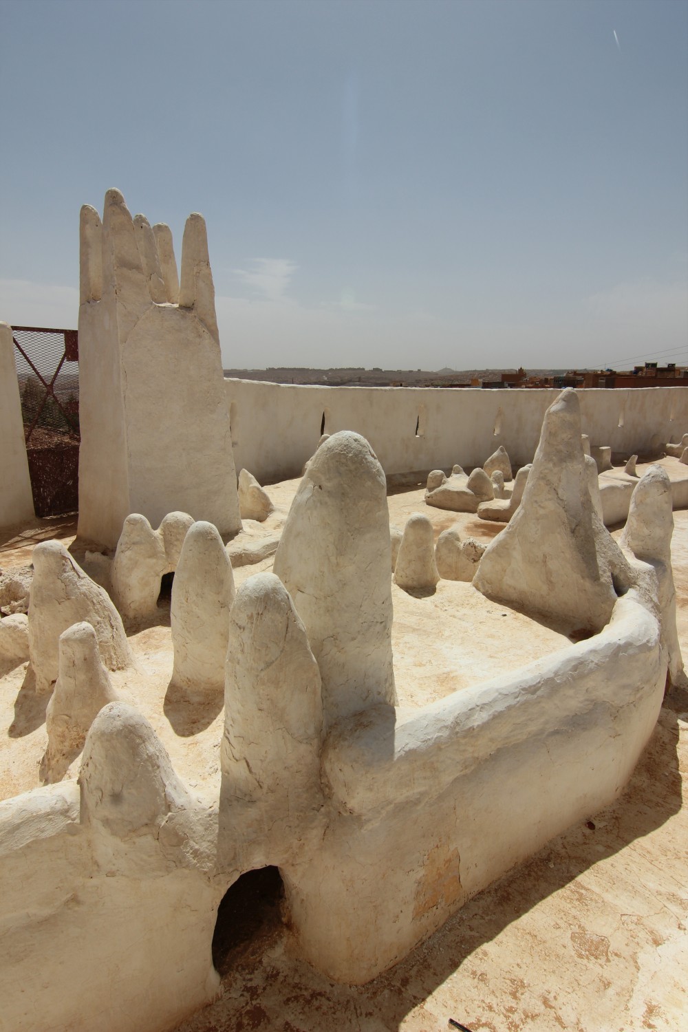 Mélika, downward-looking view of the tomb of Sidi Aïssa, showing white lime gravestone