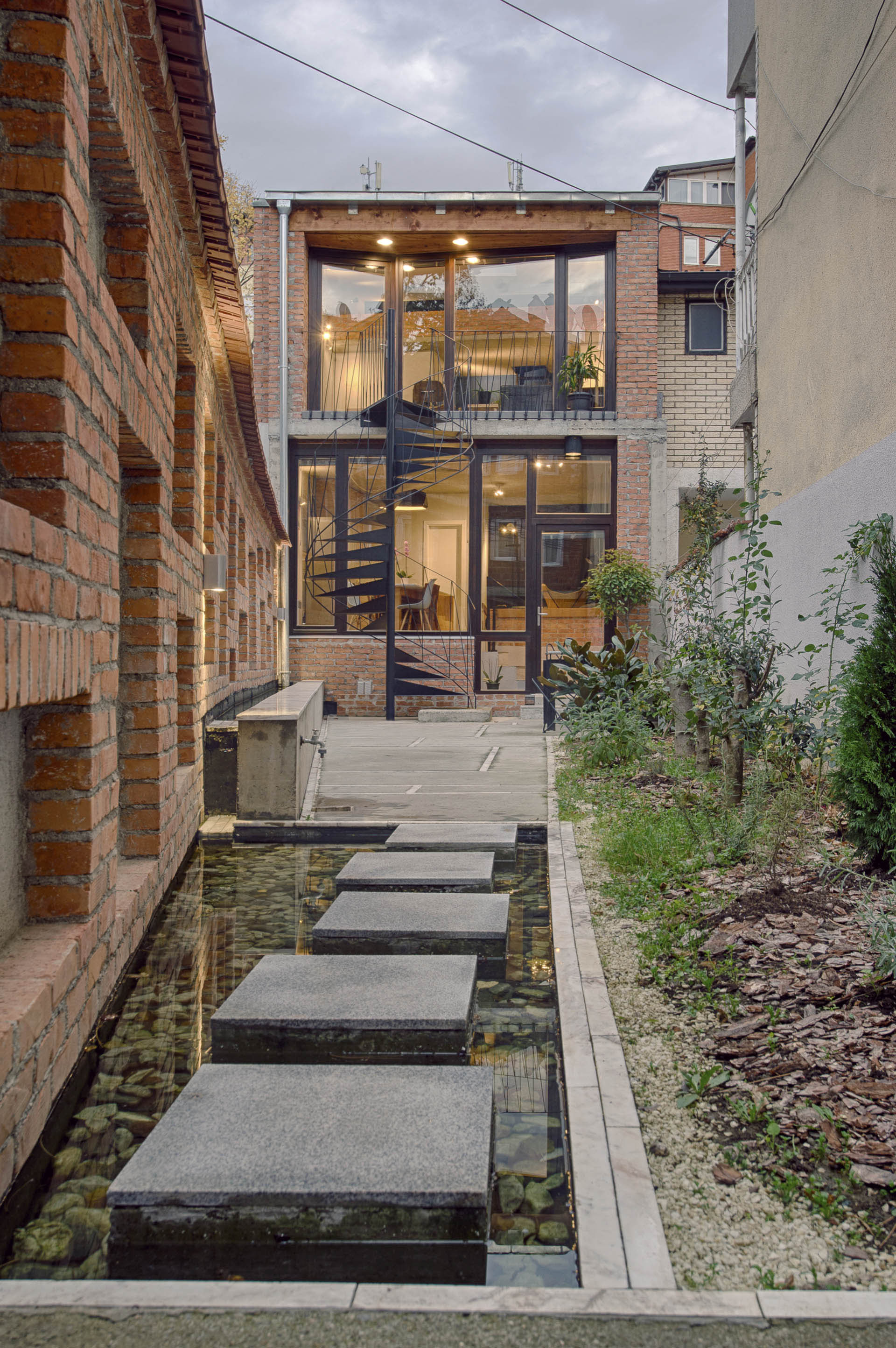 <p>An external iron stair links the two apartments, emphasizing the vertical experience of the garden.&nbsp;The overall concept of the garden as a living space in itself, with its own architectural definition is traditional.</p>