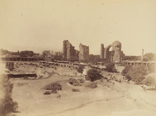 Masjid-i Bibi Khanum - General view with ruins of the entrance iwan at the center and the sanctuary iwan and dome on the left