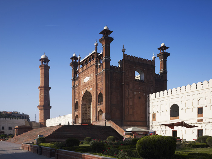 Lahore Fort Complex, Badshahi Masjid,  view looking south at the main entrance pavilion and the south-eastern minar
