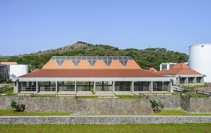 The dining hall, an enclosed space with vistas in all directions  