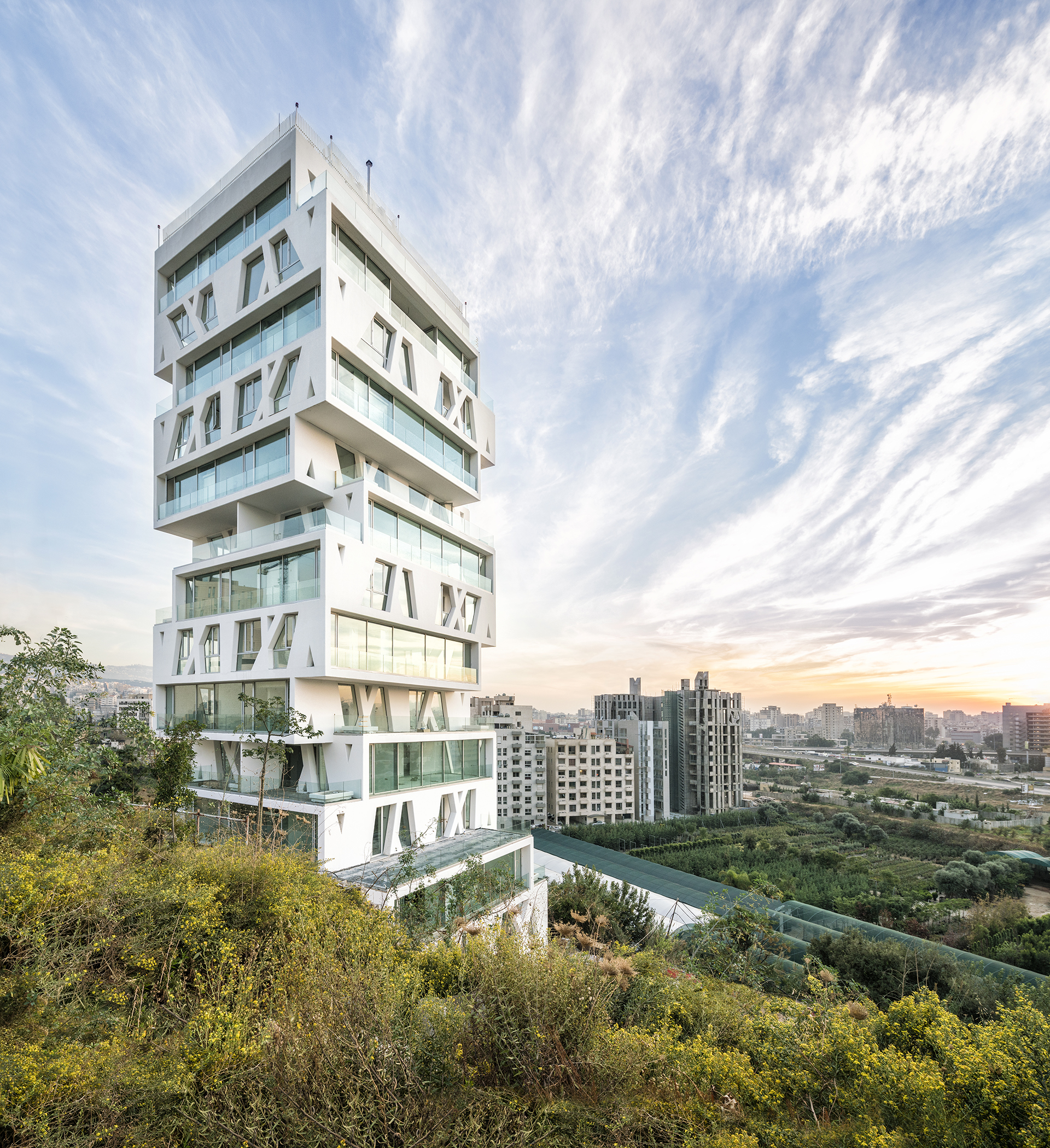 <p>Back facade. The tower is constructed of perforated steel girders, and each apartment is organised around a central core - kitchen, bathrooms, wardrobes, cupboards, and elevator access - and the spaces around them are fluid and permit 360° views over Beirut.&nbsp;</p>