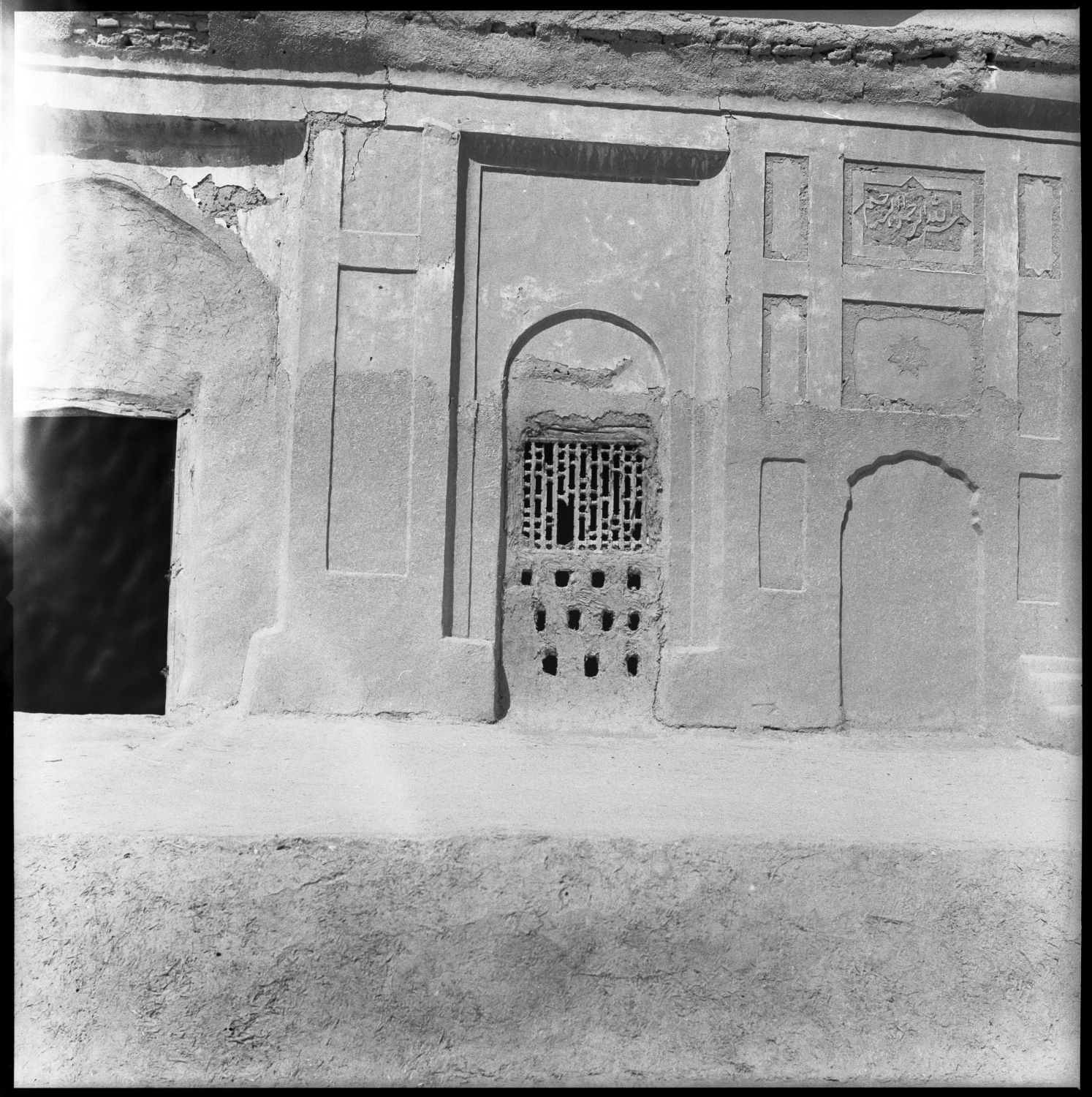 Imam Zayn al-Abadin Ziyarat - View of the building adjacent to mausoleum showing facade with inset stucco screen.