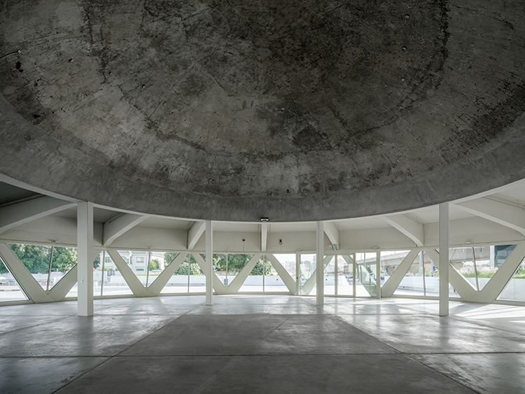 <p>The dome rises up to seven meters and was kept in its existing condition - a rough exposed concrete finish.&nbsp;</p>