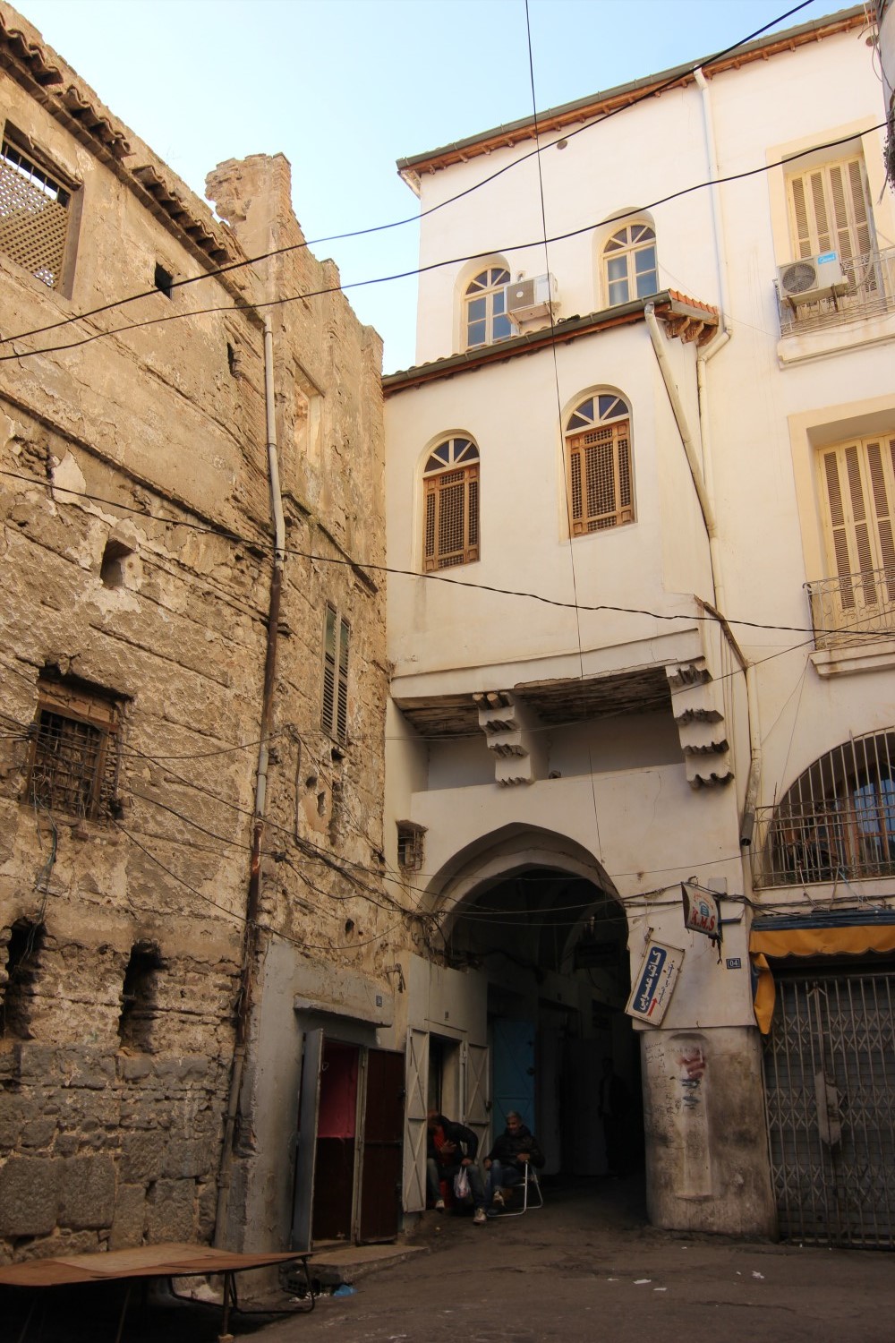 Rue Mellah Slimane, view of corbellings above arched street