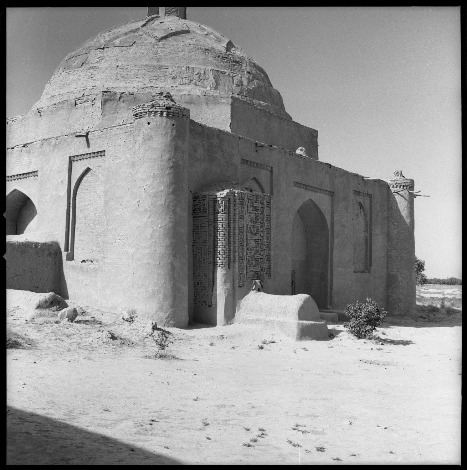 Imam Zayn al-Abadin Ziyarat - General view from the side showing gunbad and arches.
