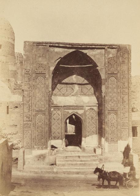 Exterior view from south showing the entrance portal of Dargah Abd al-Aziz, decorated with banna'i brickwork. In the background the dome of the anonymous mausoleum III ("Qazizadeh Rumi") is partially visible