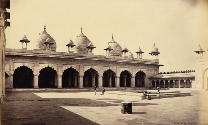 19th century image of the courtyard of the Moti Masjid looking to the prayer hall
