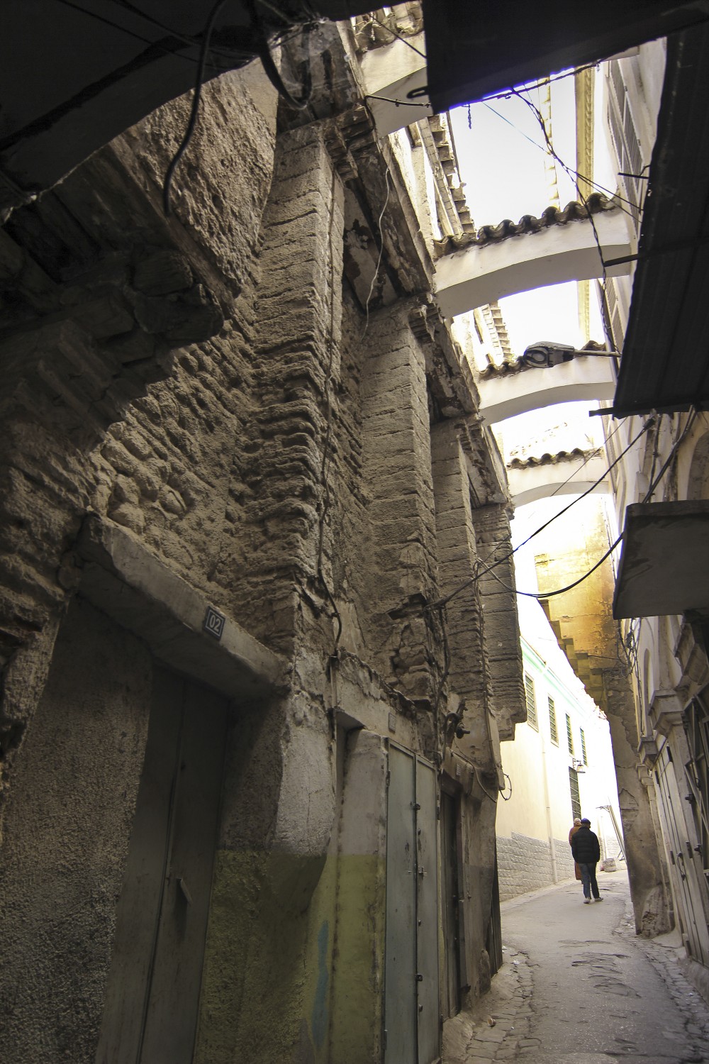 Rue Bey Abdellah, view of arched street with buttresses visible on the left