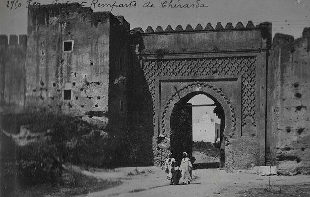 Exterior view of a gate and surrounding ramparts of Qasbah Cherarda / "Fez, Porte et Remparts de Chérarda"