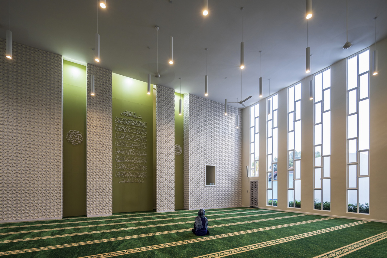 <p>View of main prayer hall</p>