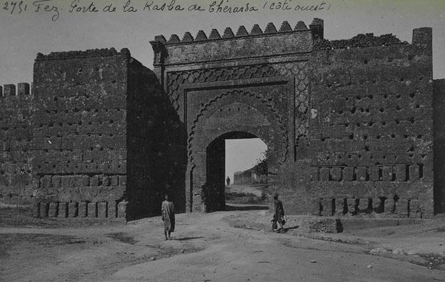 Exterior view of west gate into Qasbah Cherarda / "Fez, Porte de la Kasba de Chérarda (côté ouest)"