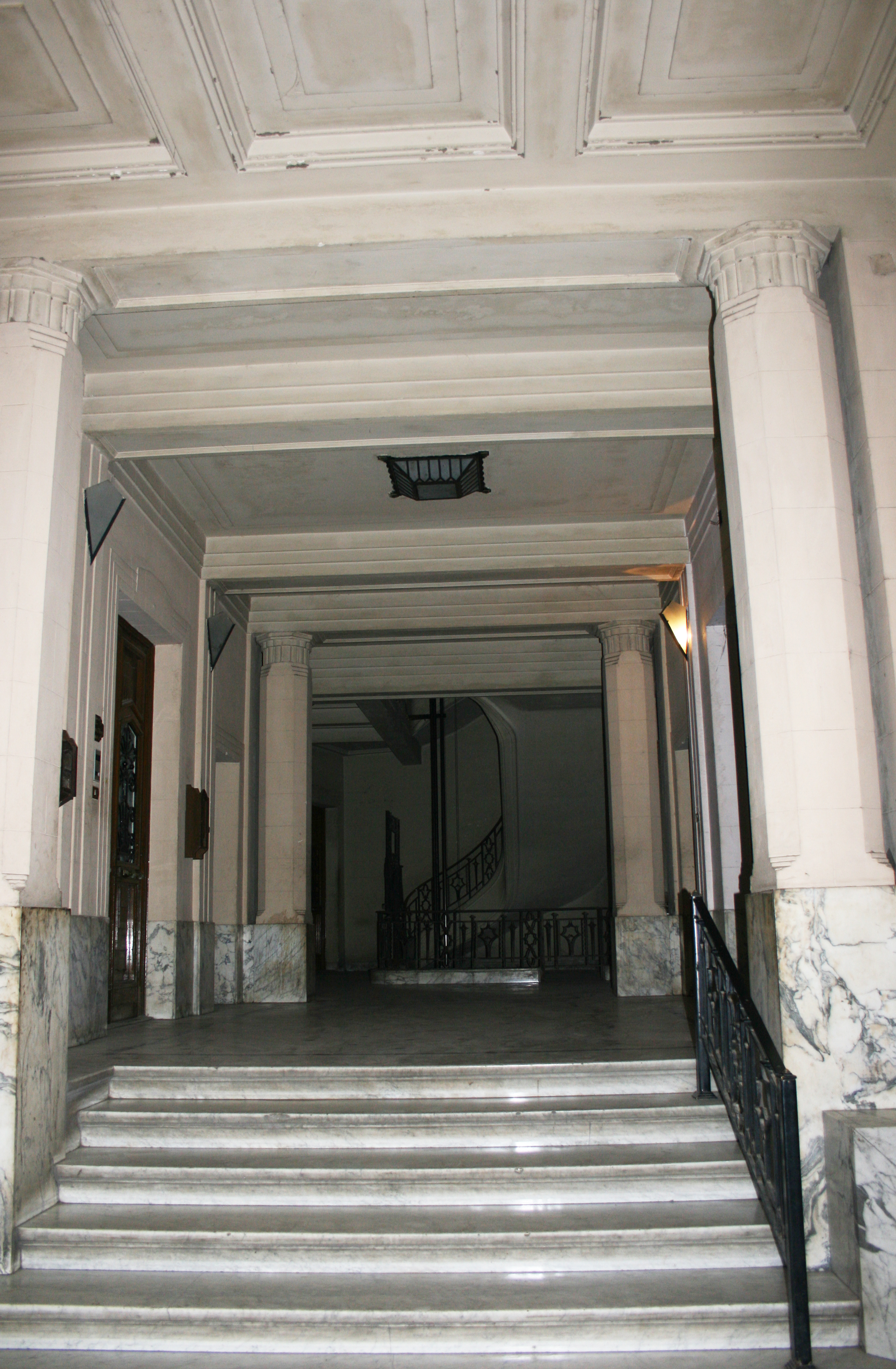 The entrance hall opens onto a first marble set of stairs with Neo-classical columns