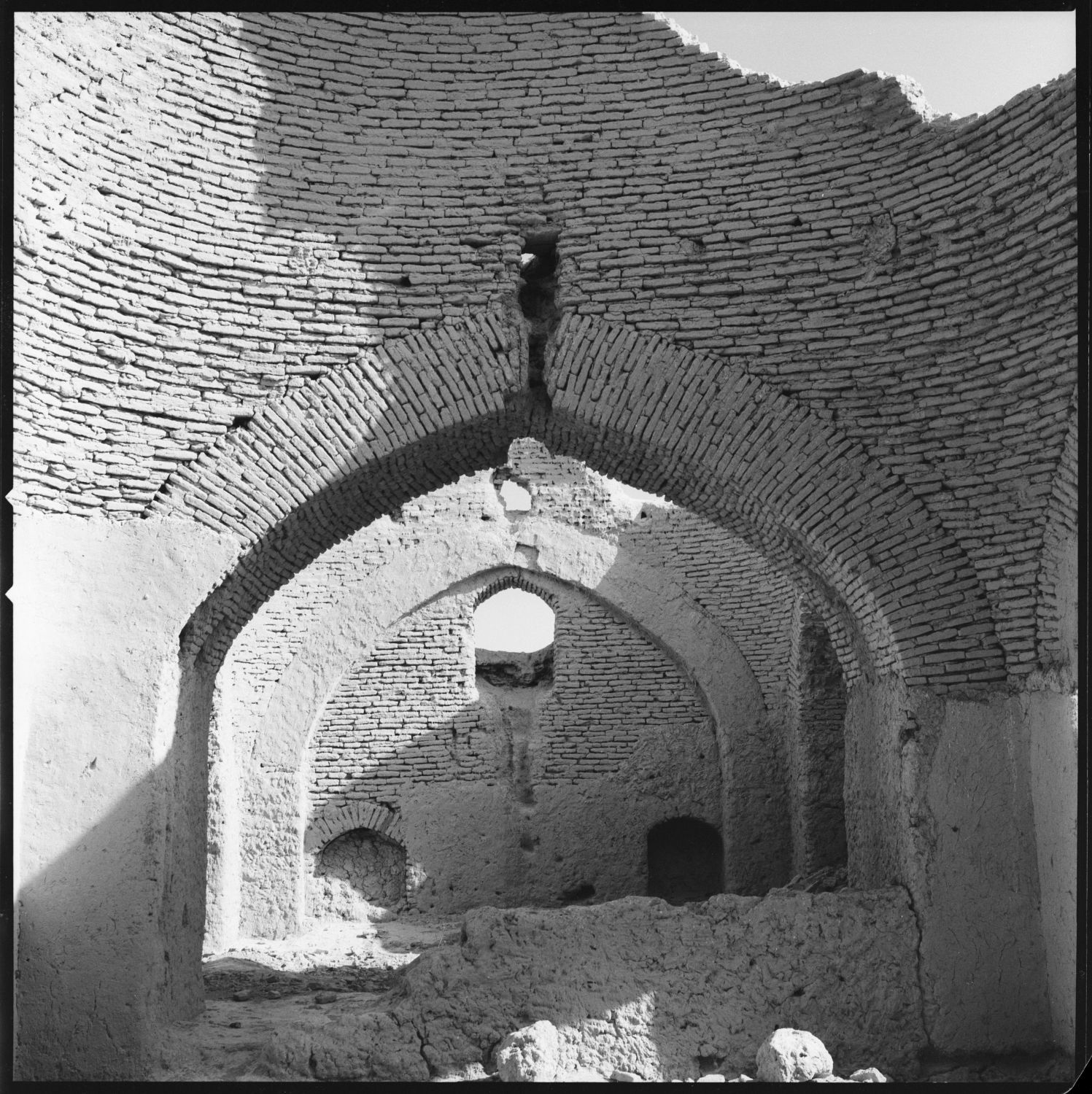 Khwajah Aksha Wali Ziyarat - Interior view of the archways.