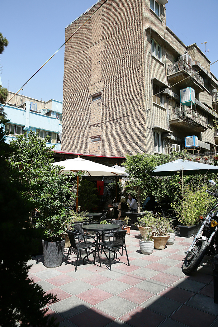Enghelab Street Rehabilitation - Restaurant in a courtyard