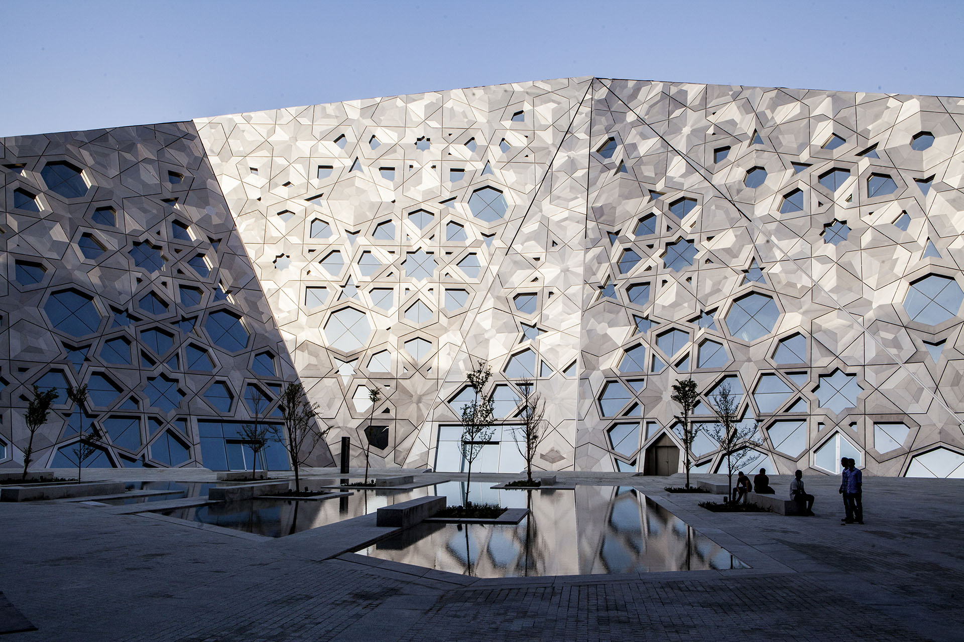 <p>The combination of the cultural centre’s architectural form, decorative patterning and modern material enables the building to sparkle like jewels set within an expansive public park.</p>