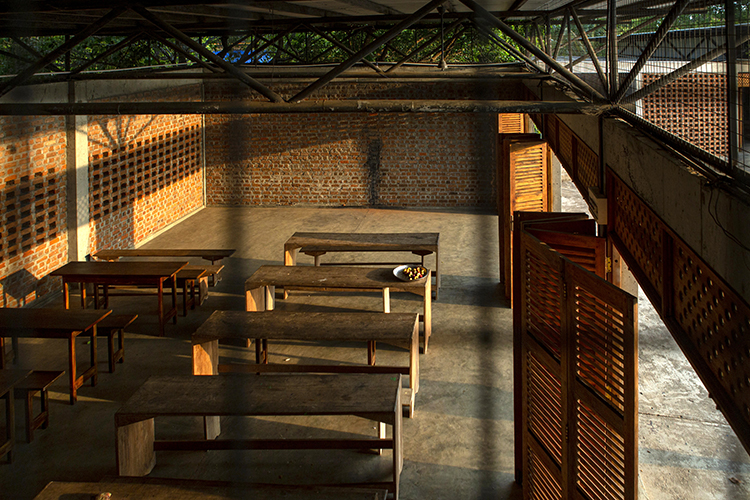 <p>The complex was financed by donations and could not afford glazed windows. Nevertheless, the perforated walls and various openings let in enough light and air while shielding the students from the heat and rain.&nbsp;</p>