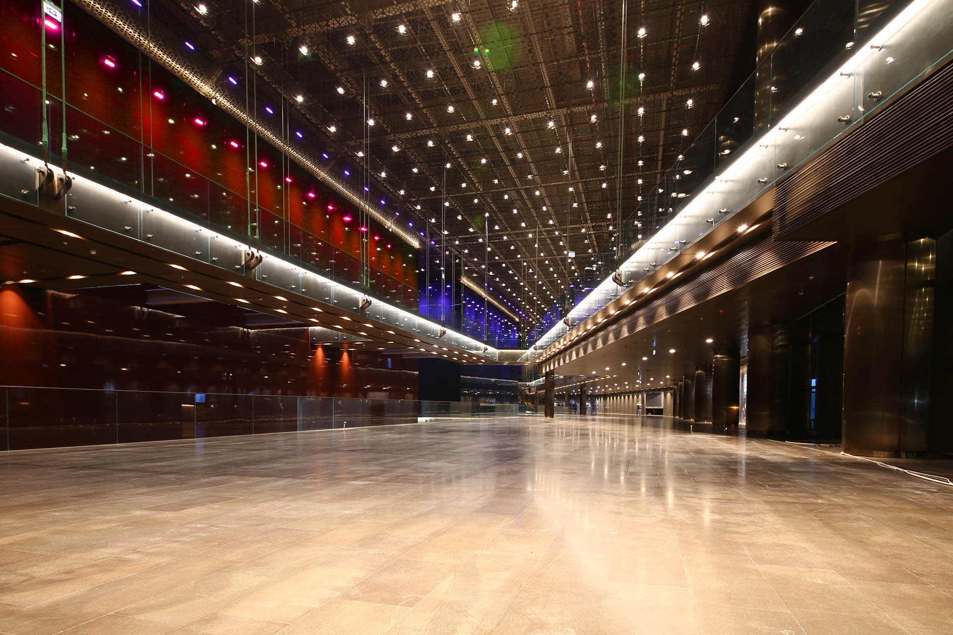 <p>The functions of the building include a 2200-seat concert/ congress hall, 800-seat theatre, 1000 person capacity ballroom, pocket cinemas, workshops, smaller meeting and VIP rooms, café and restaurant.</p>
