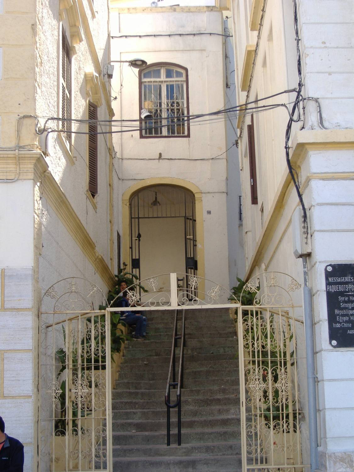 Full view of the stairs to the terrace from the avenue