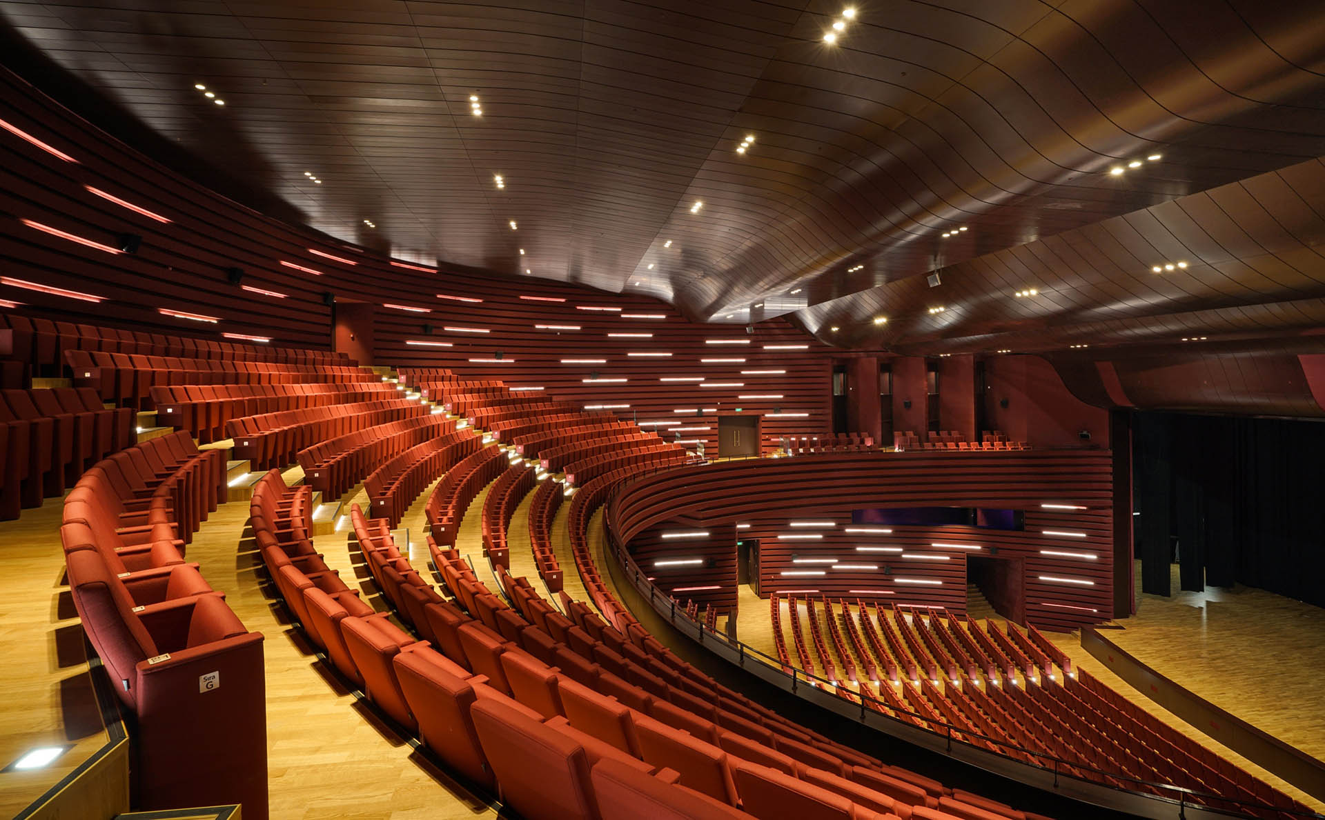 <p>A multi-use, urban cultural centre, this structure includes a 2,200-seat concert/congress hall, 800-seat theatre, large ballroom, pocket cinemas, a chamber theatre, workshops and meeting rooms, a press centre, cafe, and restaurant.</p>