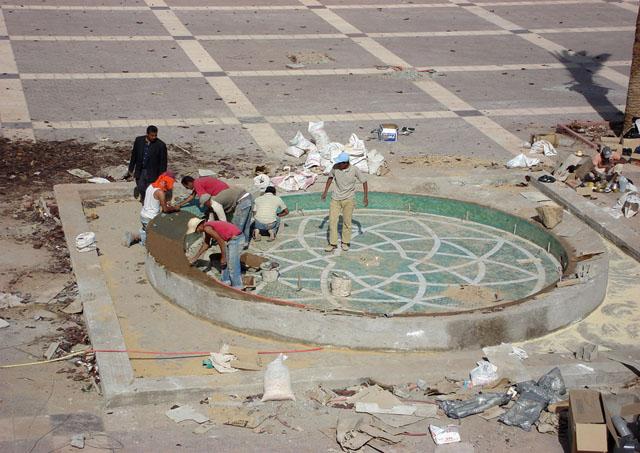 Laying "zellige" revetment on fountain