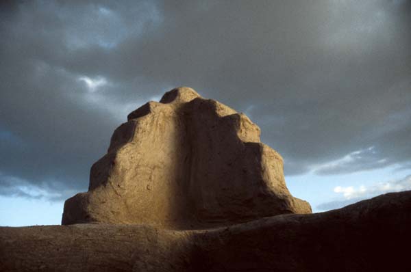 Peggy Crawford: Photographs of Yemen - Khoreibe. General view of mud brick buildings on a hillside