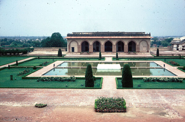 Exterior view of Quadrangle from Diwan-I-Aam
