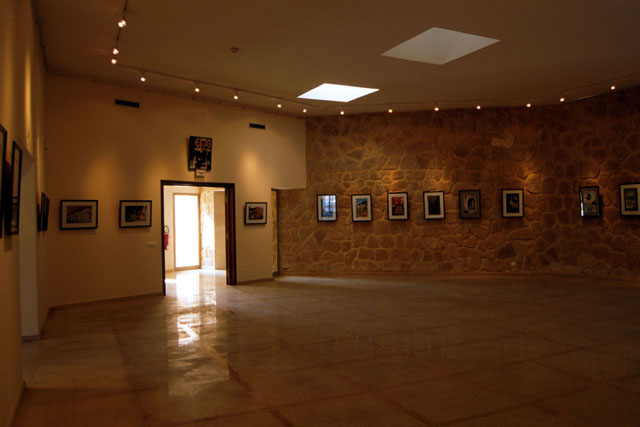 Musée du Judaïsme Marocain - Interior view of hanging gallery dressed in stone and tile
