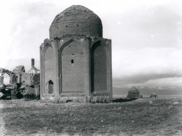 General view, with Oljeitu Tomb seen in the distance