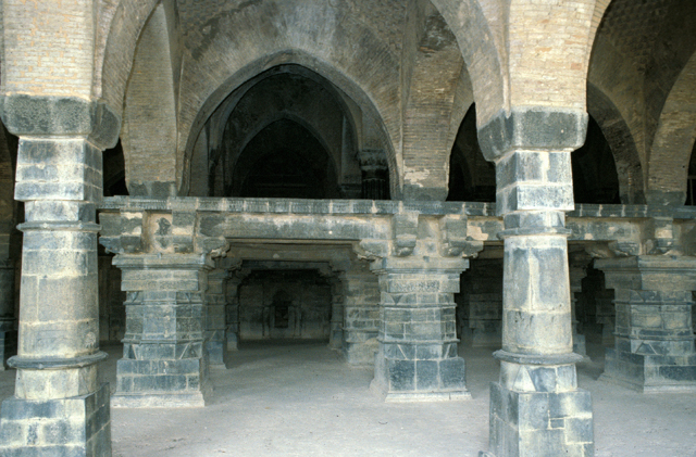 The platform is connected to the Badshah-ka-takht, which was a square chamber attached to the exterior of the northwestern wall