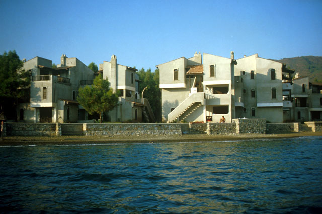 Exterior view from water to chalets