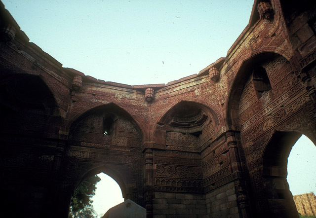 Shams al-Din Iltutmish Tomb - Interior view of transition zone: from the square plan to an octagonal base supporting the dome above