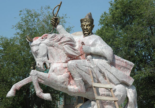 Modern sculpture of Tughluq Temur at the site