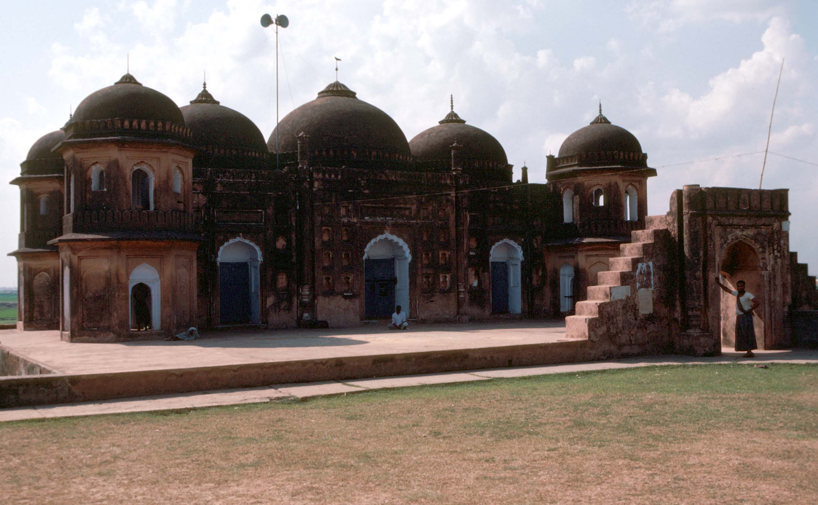 Entrance gateway and mosque viewed from southeast
