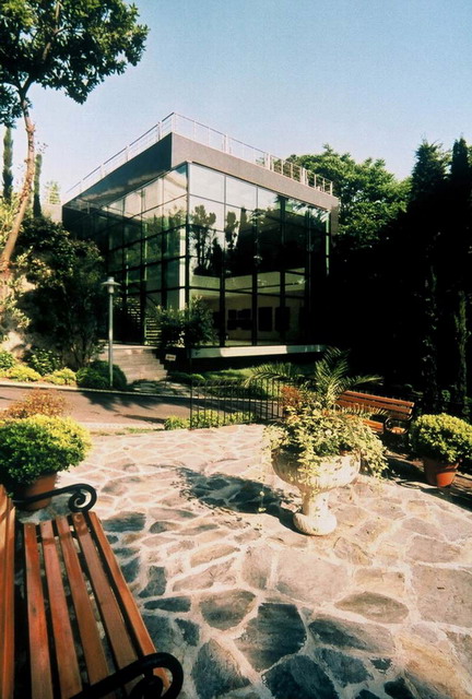 Pool Gallery, glass façade