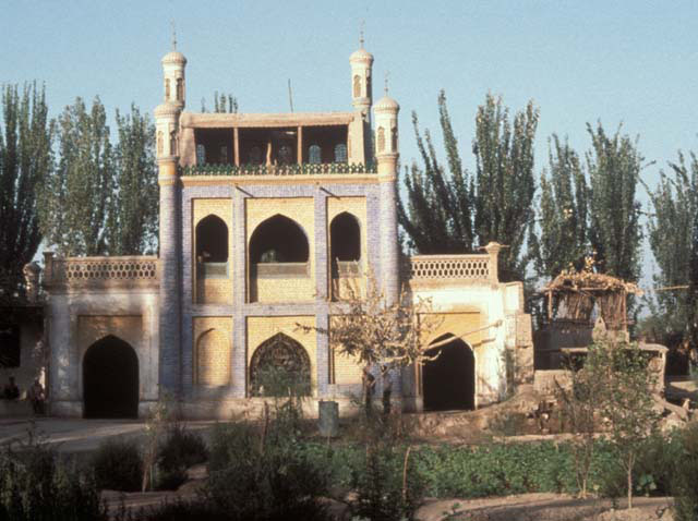 Interior of gateway with garden separating it from prayer hall