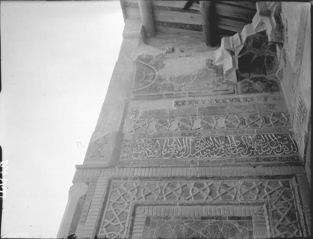 Entry ivan, southern inner facing with a small muqarnas vault and a coffer above the corner. The wooden beams supporting the roof are visible.