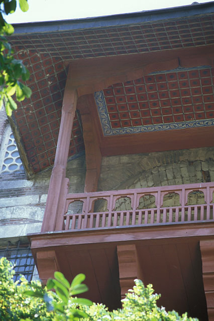 Exterior detail from second courtyard, showing balcony of the great hall (divanhane) facing Atmeydani, rebuilt during the 1966-1983 restoration