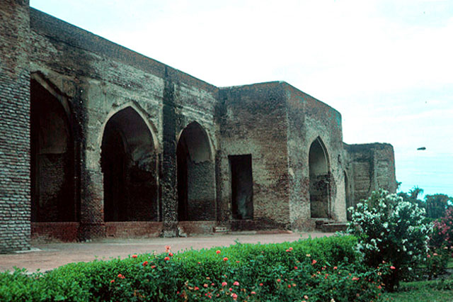 Lahore Fort Complex: Nur Jahan's Tomb - Exterior view of side, showing original ruins