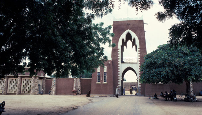 Gidan Rumfa - Soron Gabjeje gateway with modern addition to the west