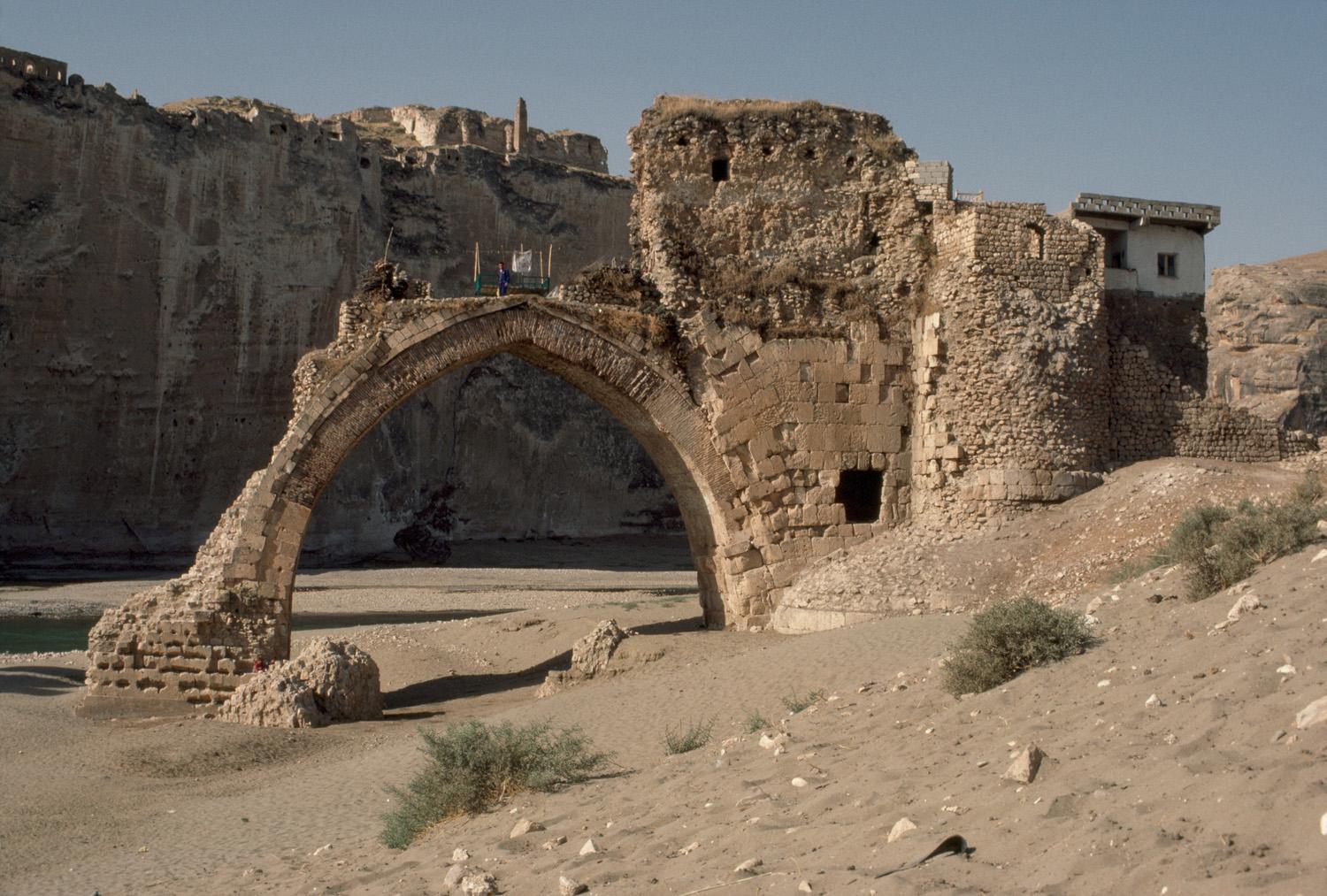 Small arch on the north brings roadway up to the level of Hasankeyf bluff