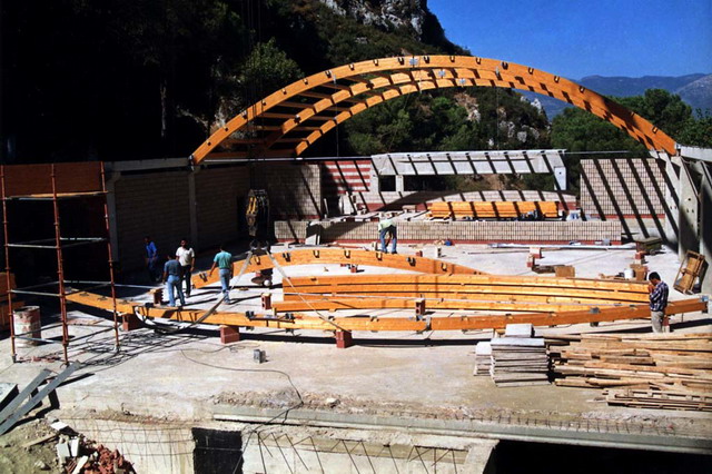 Laminated timber roof, during construction