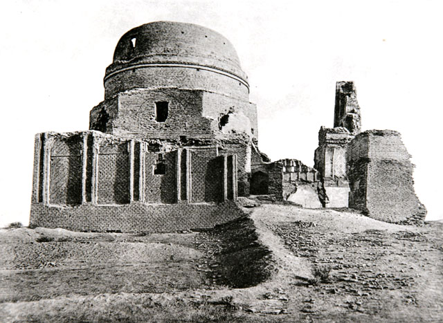 Exterior view showing side elevation of mausoleum, with ruined pishtaq seen on the right