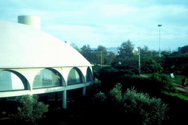 Dome carried on pilotis and public garden