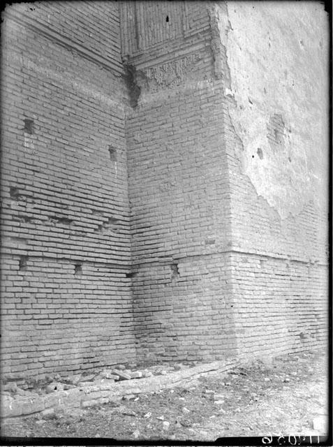 Traces of plaster on external brick masonry walls