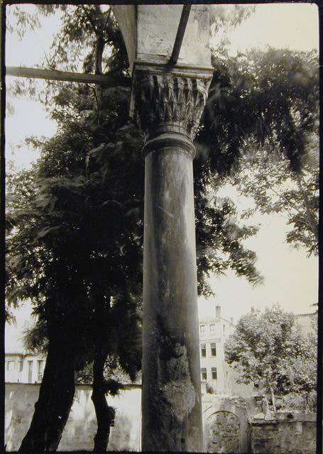 Northernmost column in portico, Viewed from southeast