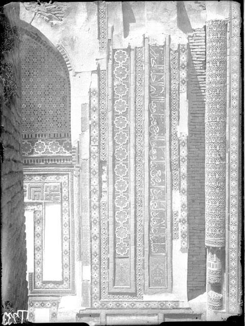 Detail of the right side of the façade and part of the portal niche. The carved cylindrical semi-attached column marks the corner of the Shad-i Mulk Aqa mausoleum on the right