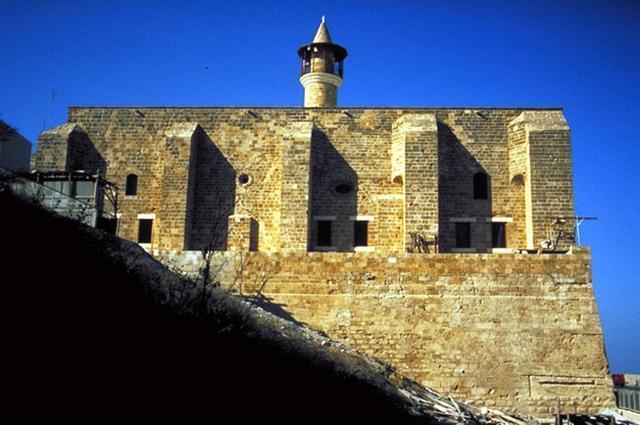 Exterior façade. The hill on which the mosque stands was consolidated and the foundations were strengthened